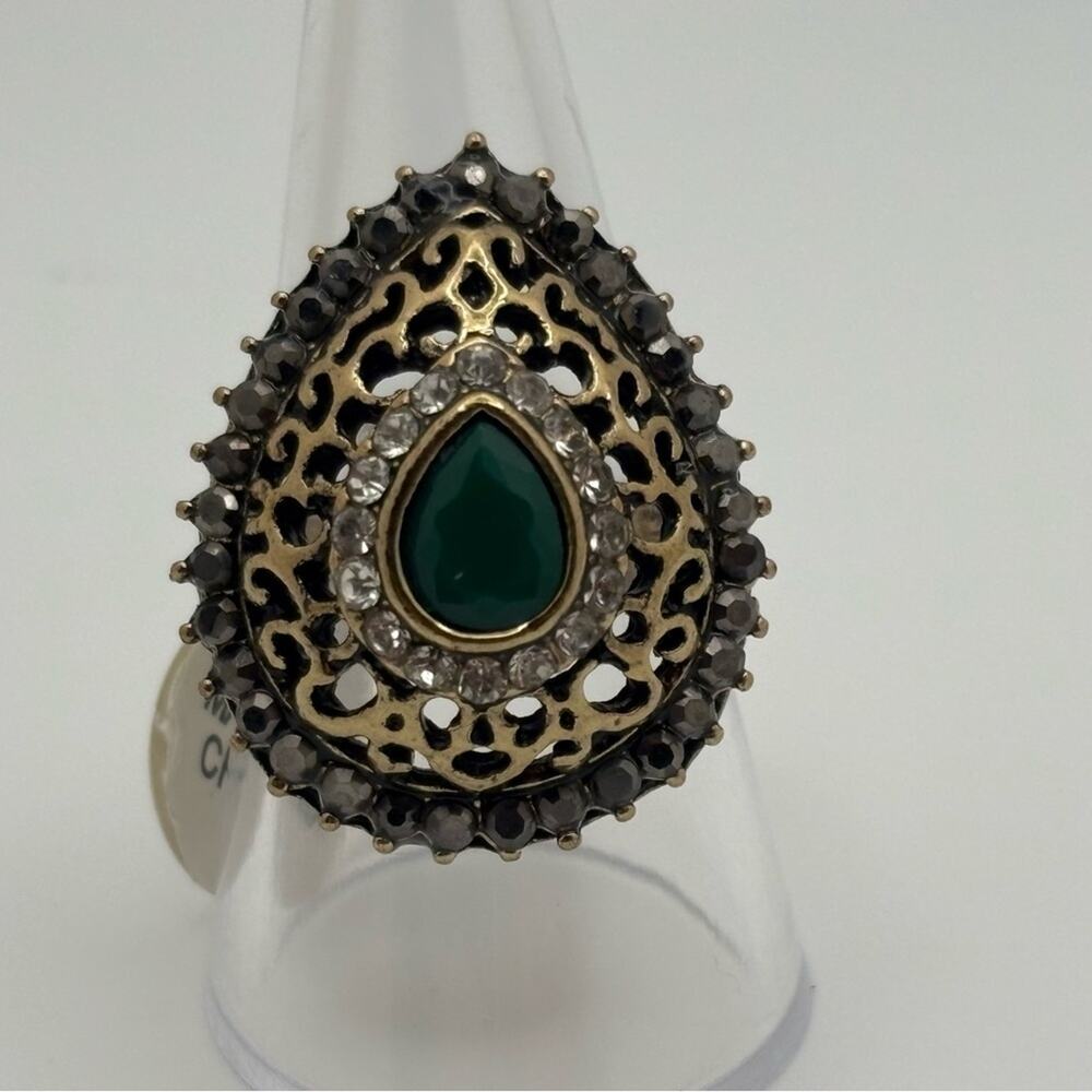 🖤 Vintage-Inspired Statement Costume Ring – Green Teardrop Stone